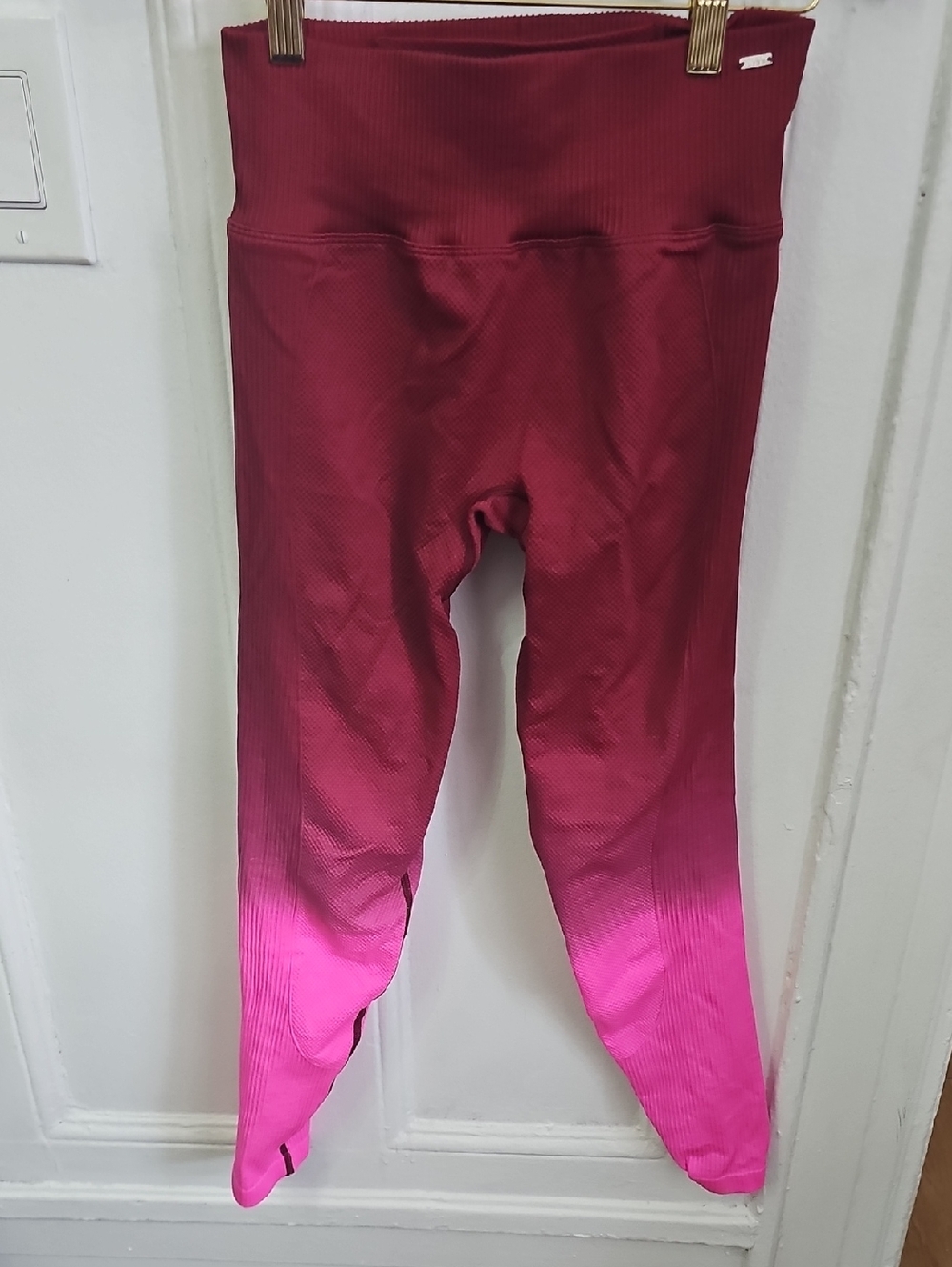 PINK Victoria's Secret Ombre Ribbed Leggings in Burgundy to Hot Pink